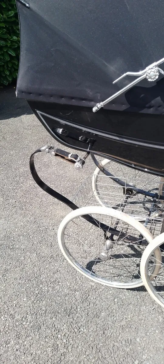 Antique pram - Image 3