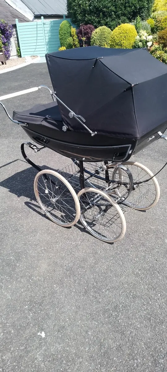 Antique pram - Image 4