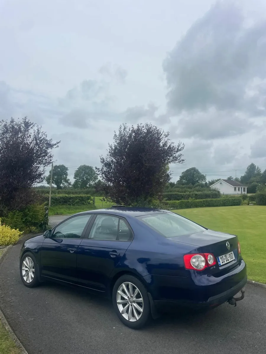 Volkswagen Jetta 2010 - Image 2
