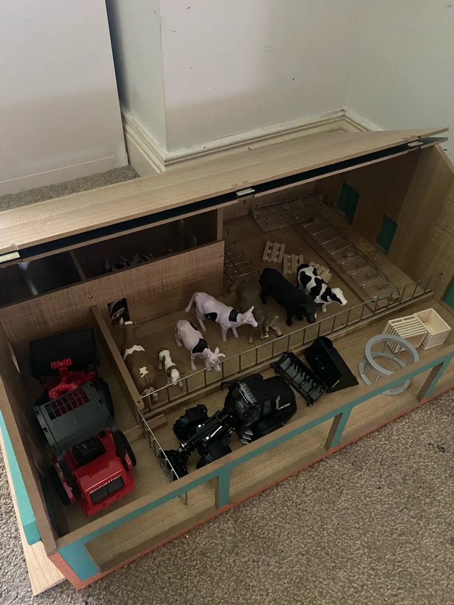Wooden farm shed with accessories - Image 4