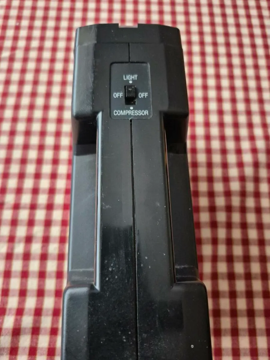 2 IN 1 Light/Pressure Tyre Gauge Compressor - Image 3