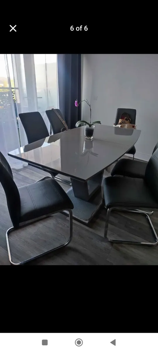 Table and chairs - Image 1