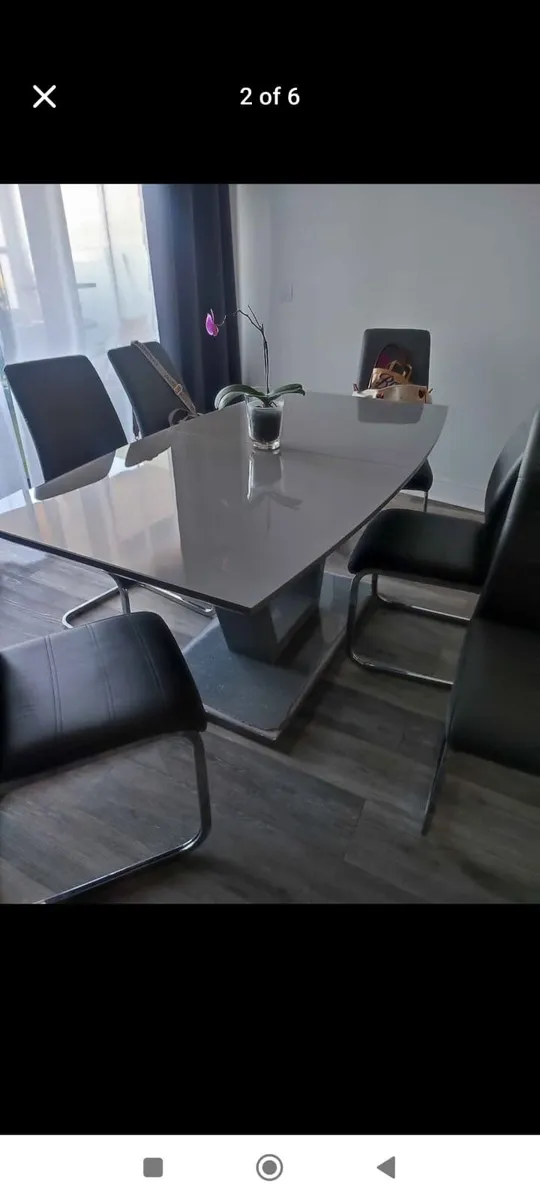 Table and chairs - Image 3