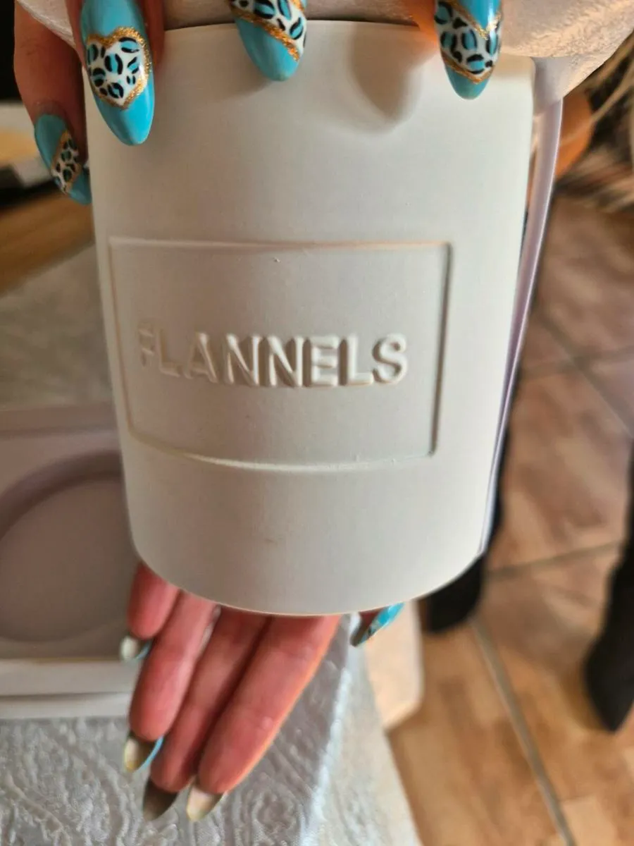 Flannels candle - Image 2