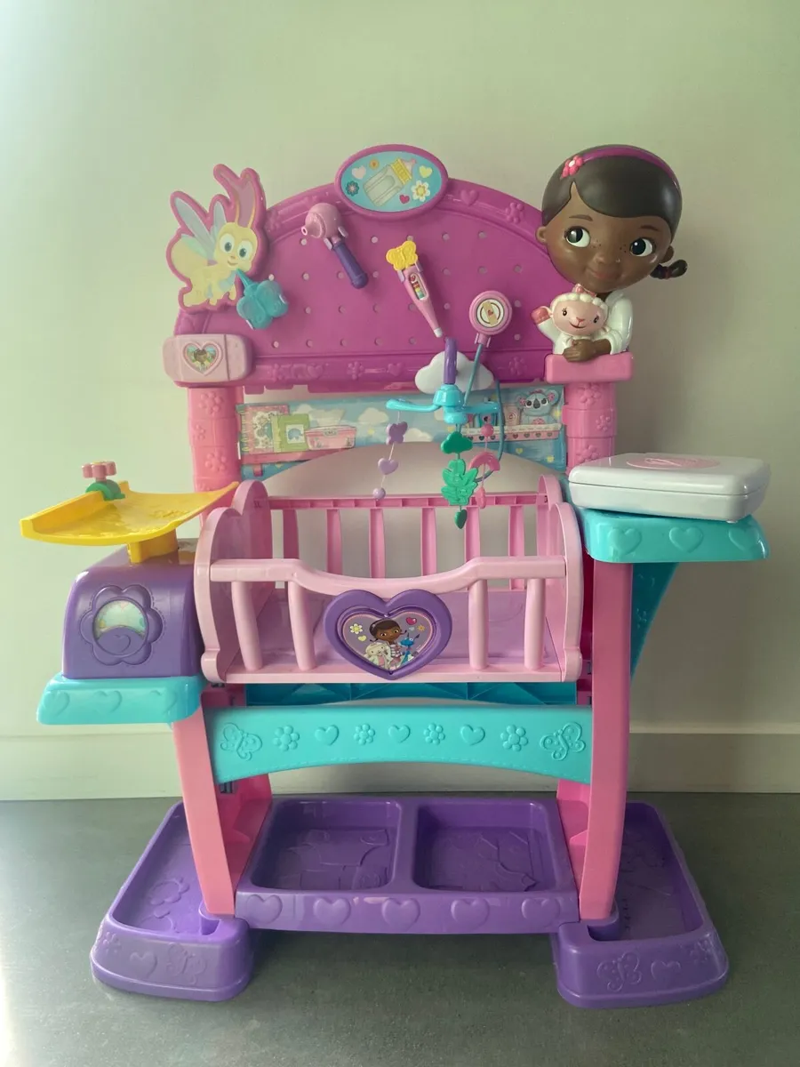 Doc McStuffins baby nursery and doll - Image 1