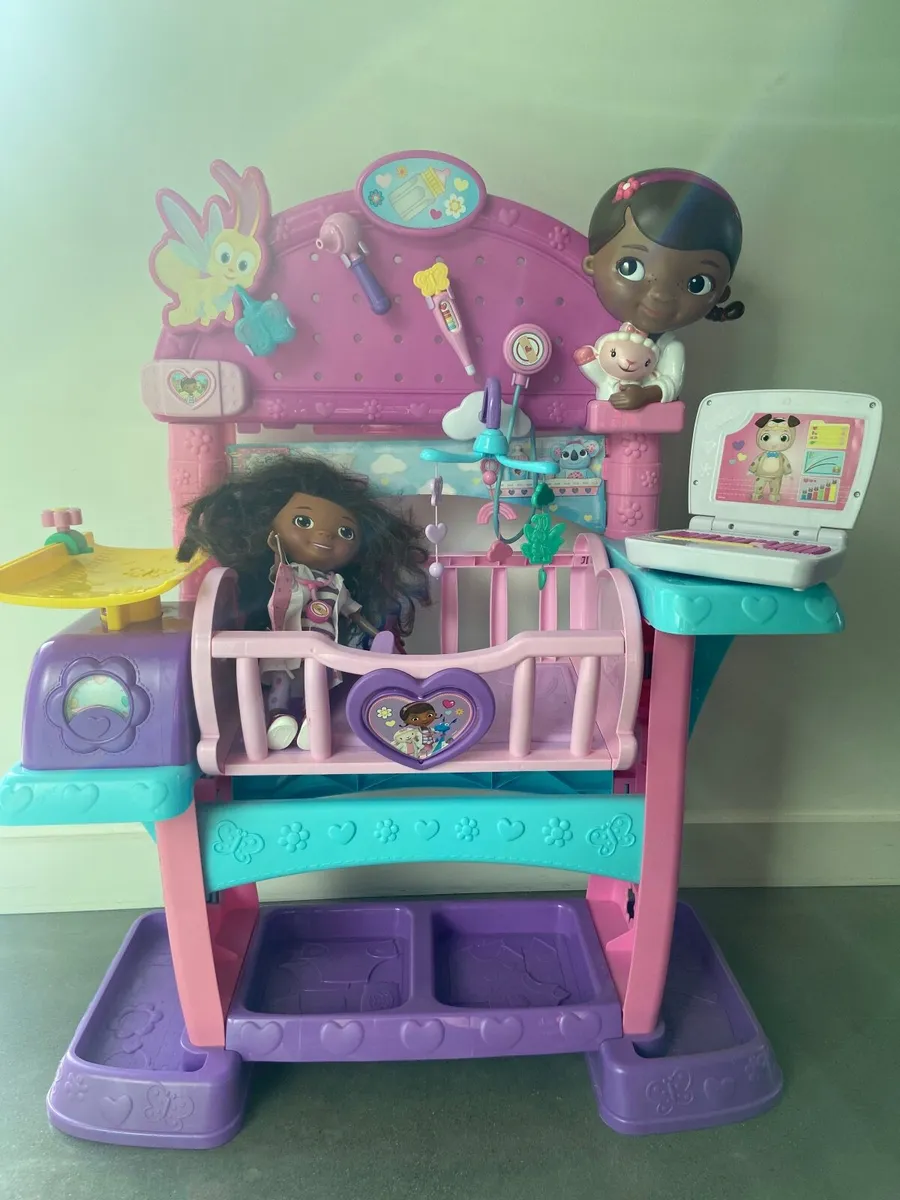 Doc McStuffins baby nursery and doll - Image 2
