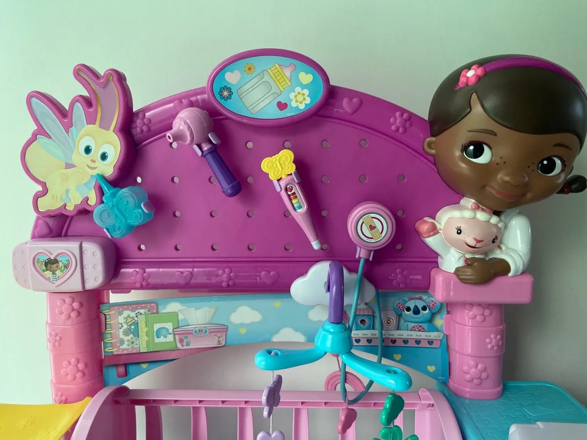 Doc McStuffins baby nursery and doll - Image 3