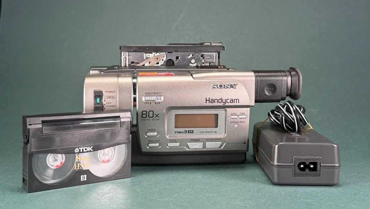 Sony Handycam  CCD-TR427E PAL  Camcorder Hi-8 Vide - Image 2