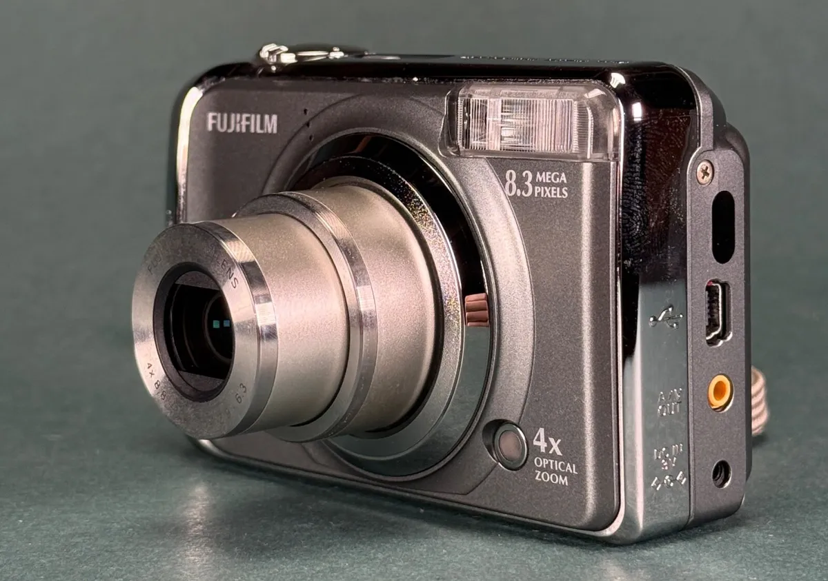Fujifilm FinePix A825 Digital Camera 8 Megapixels - Image 1