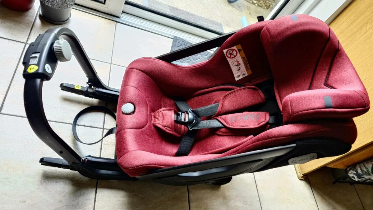 Axkid One + RWF car seat - Image 1