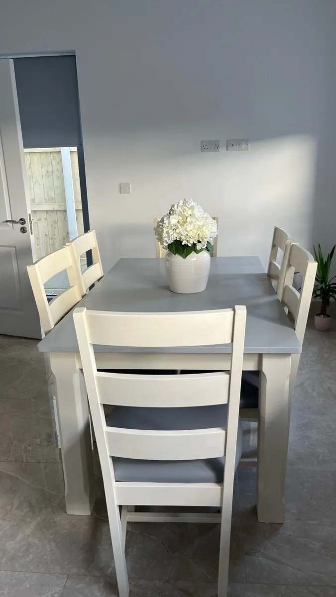 Table & 6 chairs - Image 1