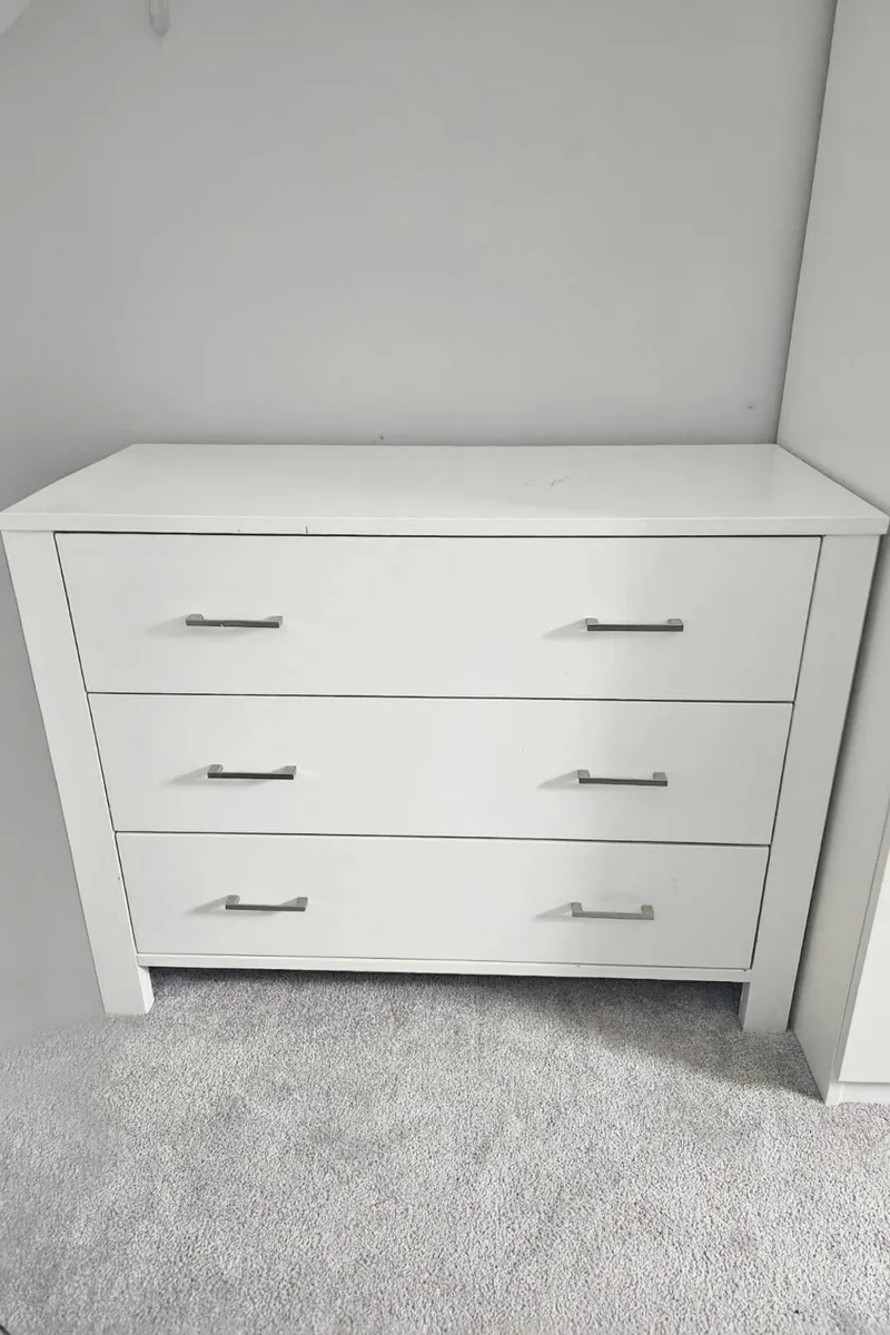 chest of drawers