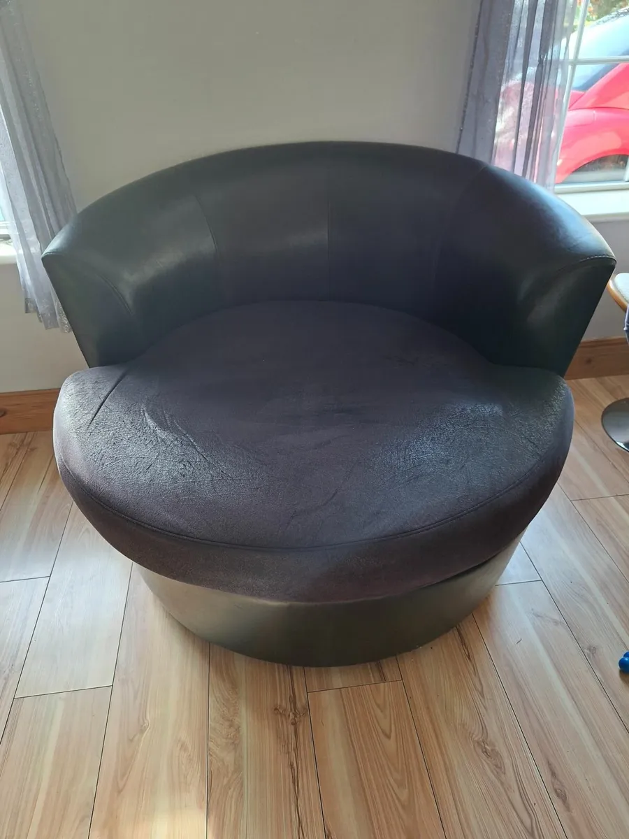 Swivel love seat - Image 1