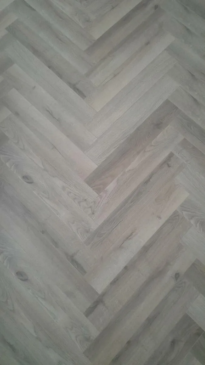 laminate flooring - Image 1