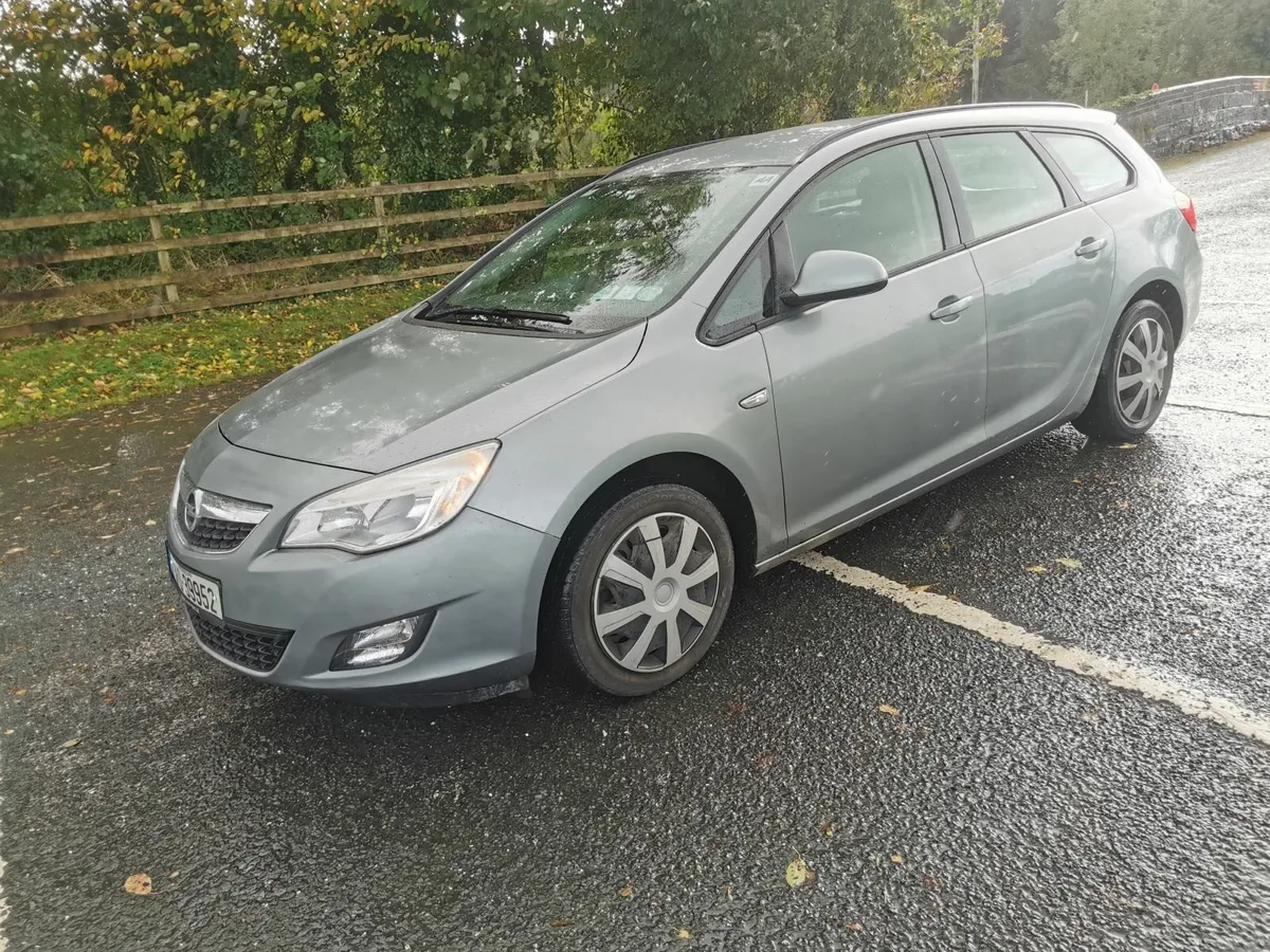 Opel Astra 2011 - Image 2