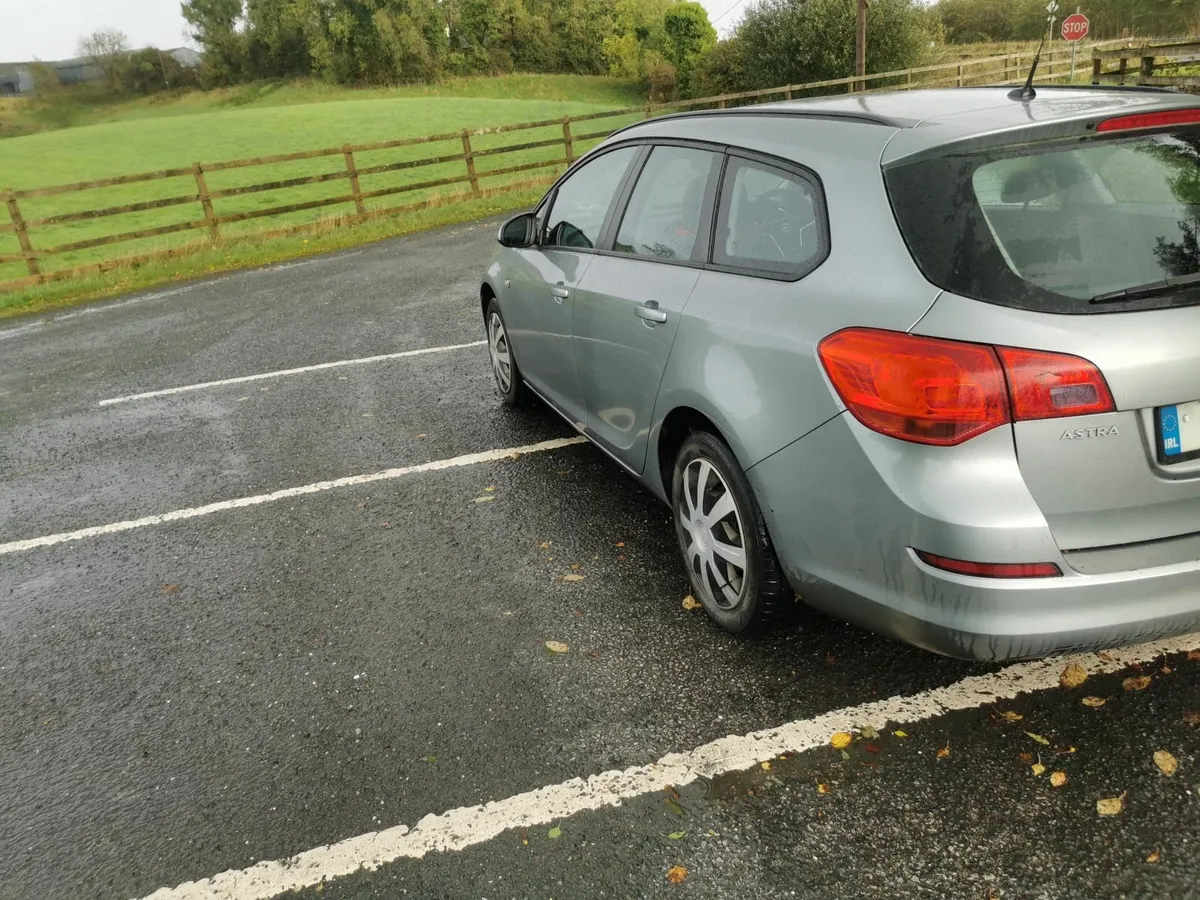 Opel Astra 2011 - Image 3