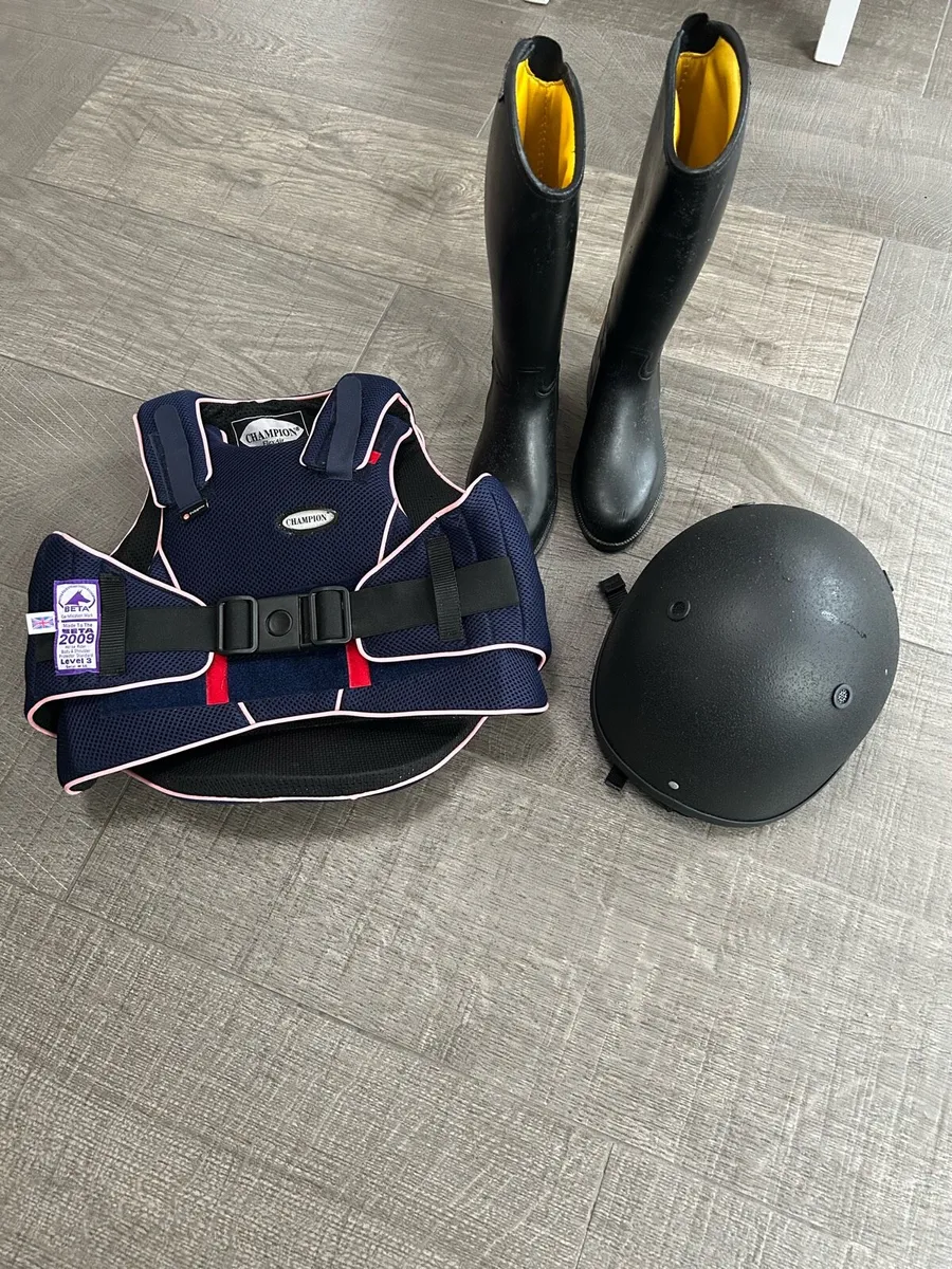 Horse riding gear for child - Image 1