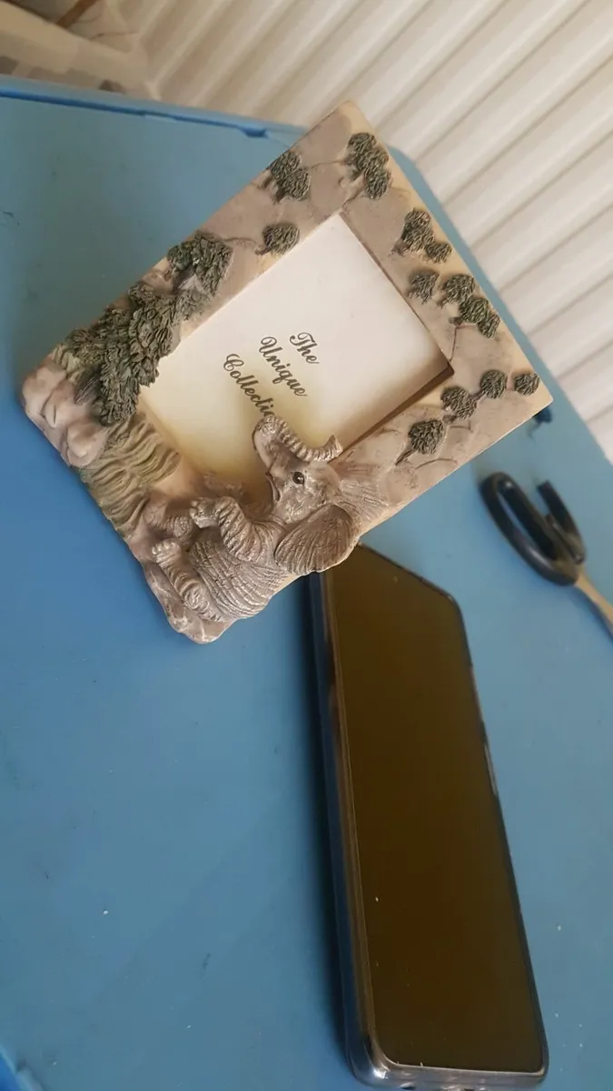 small photo frame with elephant motiff  never used - Image 1