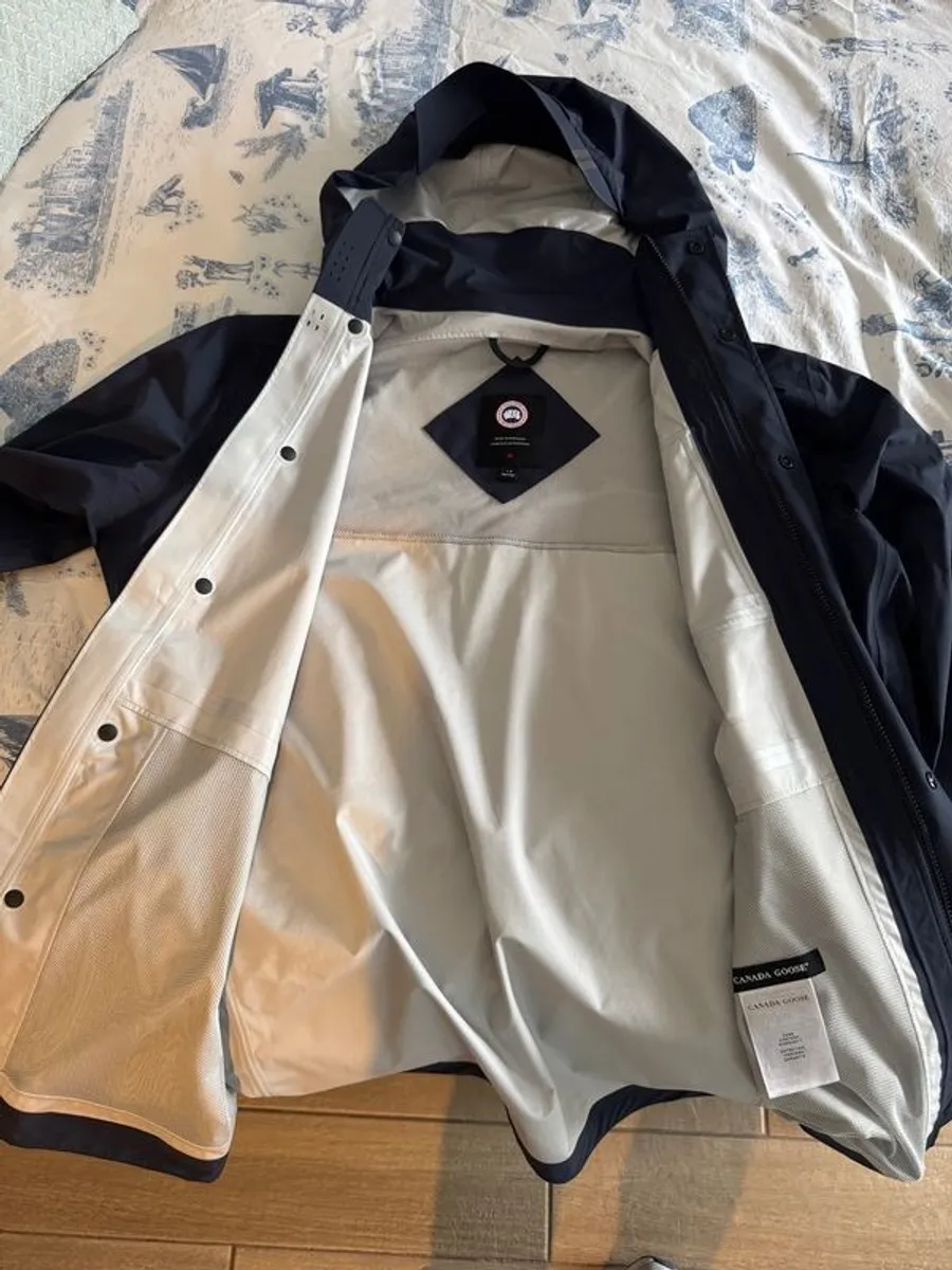 Canada Goose Nanaimo Jacket. Large - Image 3