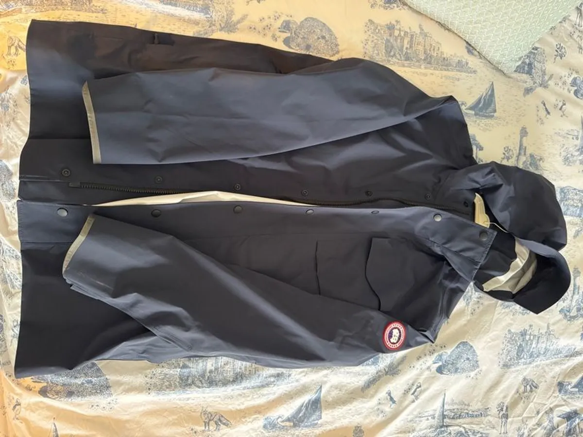 Canada Goose Nanaimo Jacket. Large - Image 4