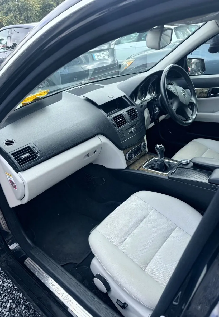 Mercedes-Benz C220 Diesel - Image 2