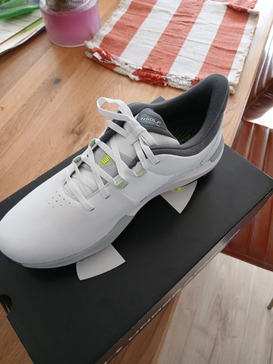 Golf shoes - Image 1