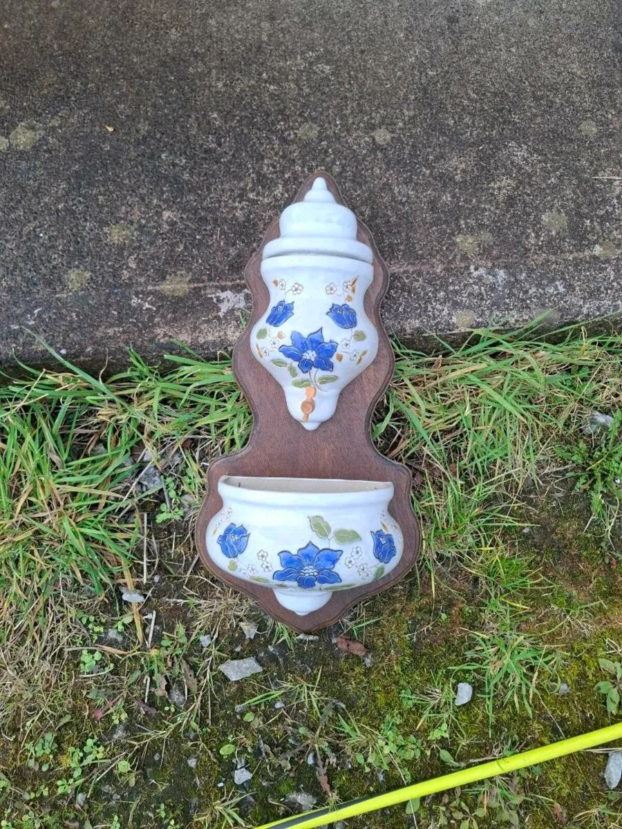 Wall ceramic fountain