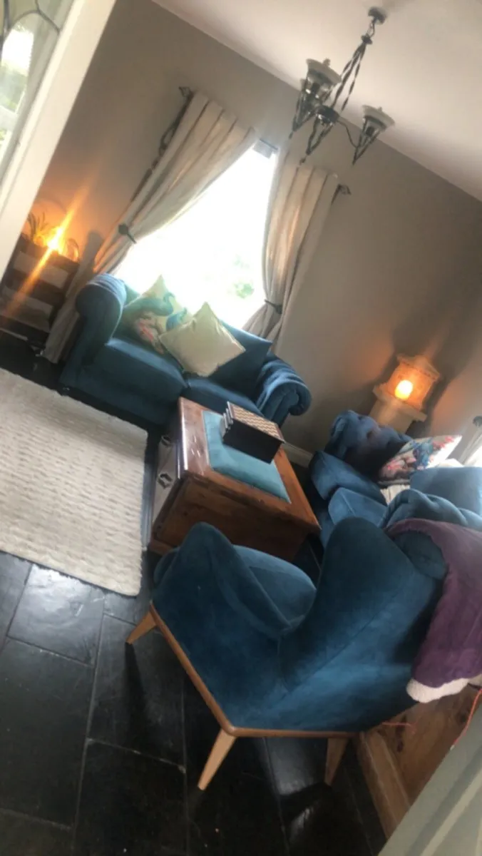 Luxurious chesterfield sofa and table set - Image 2