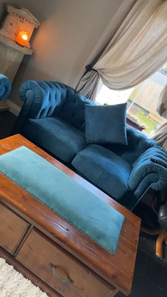 Luxurious chesterfield sofa and table set - Image 4