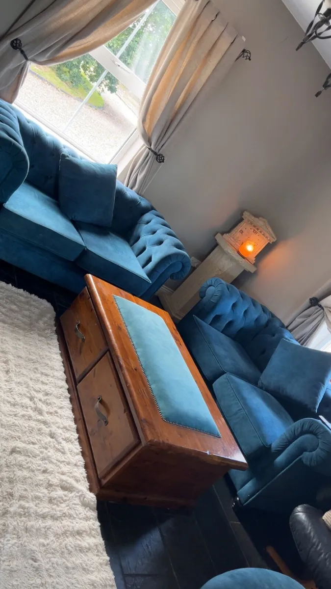 Luxurious chesterfield sofa and table set - Image 1