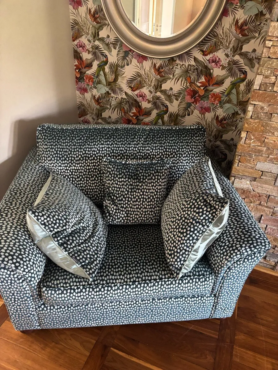 Sitting room chair - Image 1