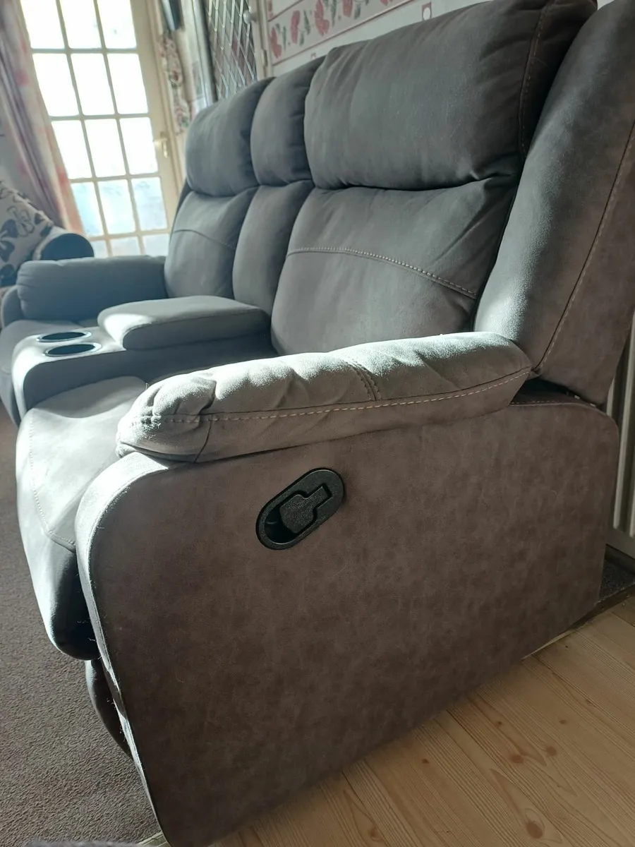 2 seater manual recliner couch with console - Image 3