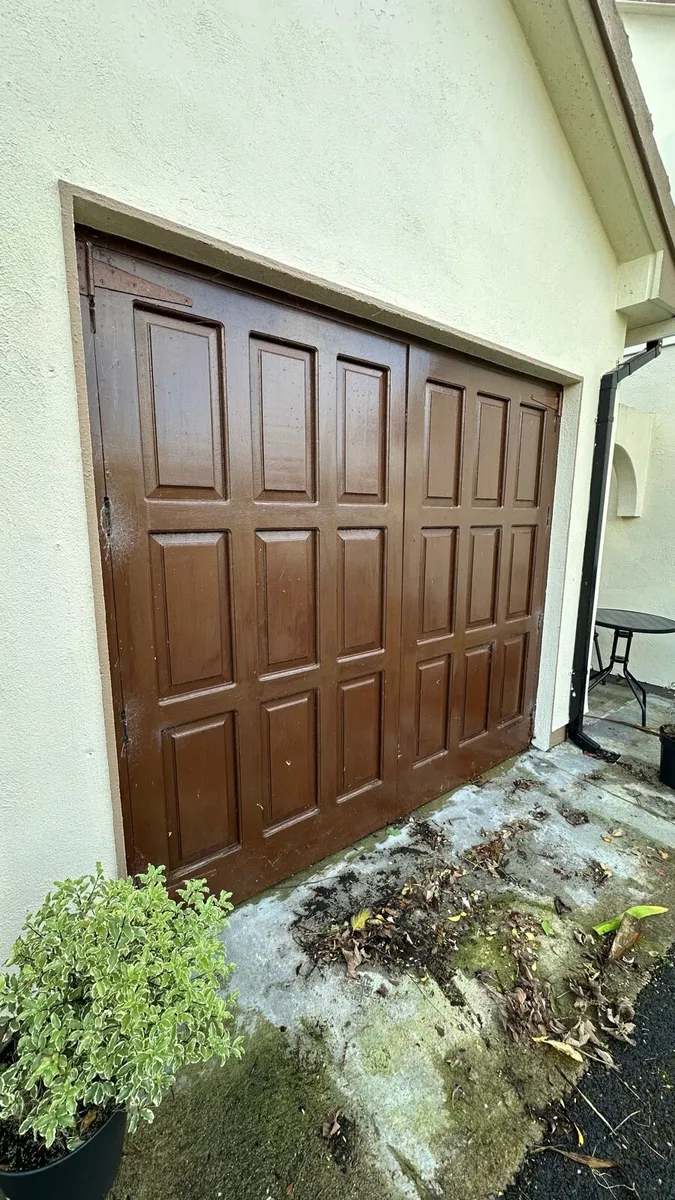 Garage door - Image 1