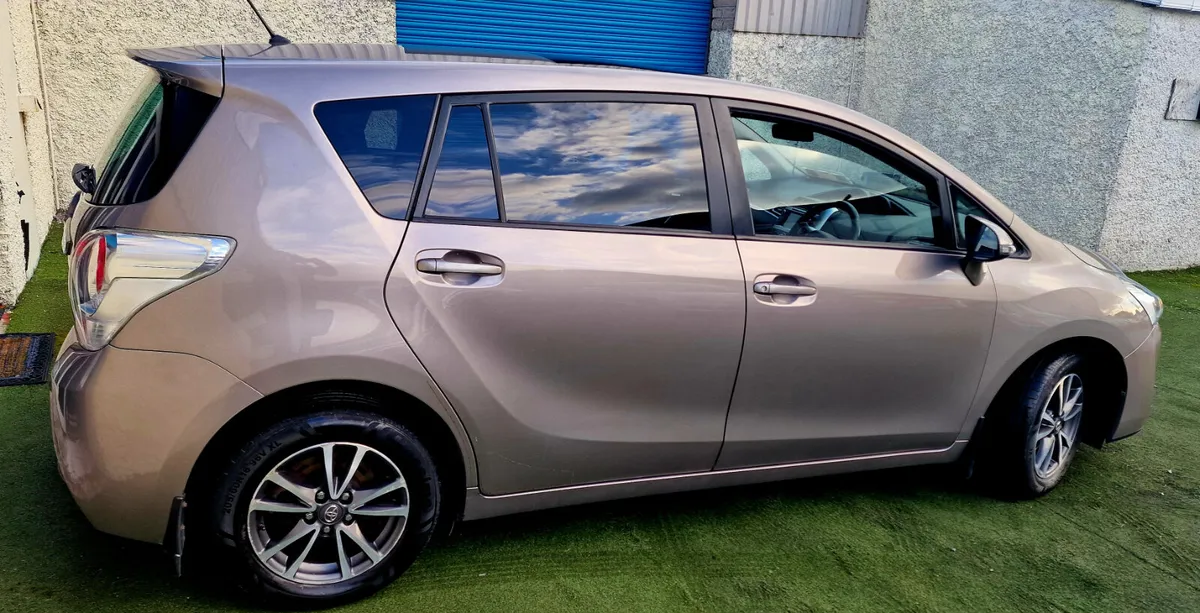 Toyota Verso LUNA 1.6D4D 7 SEATS GLASS ROOF CAMERA - Image 4