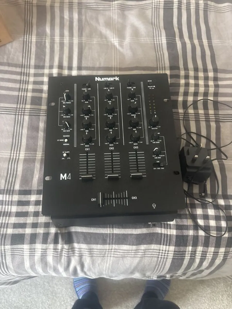numark 3 channel mixer - Image 1