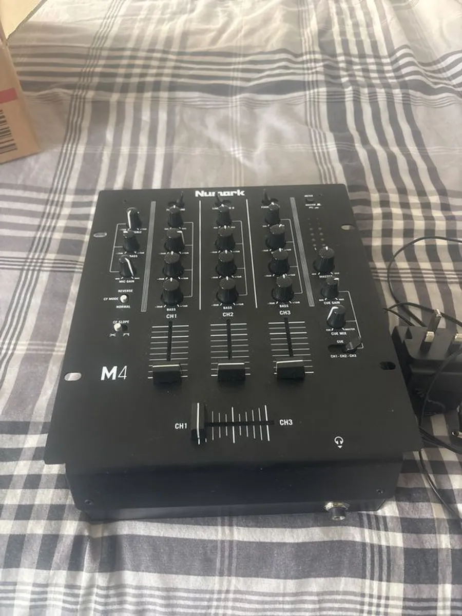 numark 3 channel mixer - Image 2