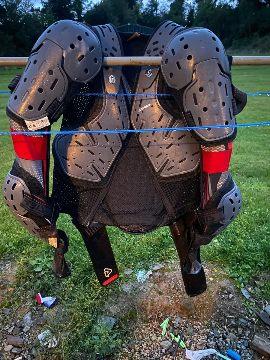 Dirt bike helmets and body protection - Image 1