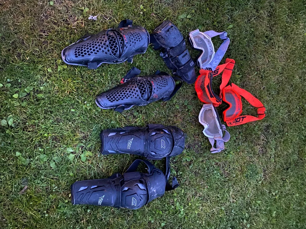 Dirt bike helmets and body protection - Image 2