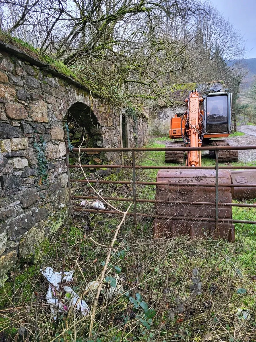 Hitachi EX135 digger 2001 - Image 2