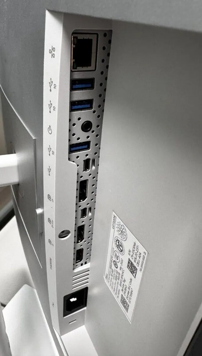 Dell UltraSharp 27" USB-C Hub Monitor - Image 2