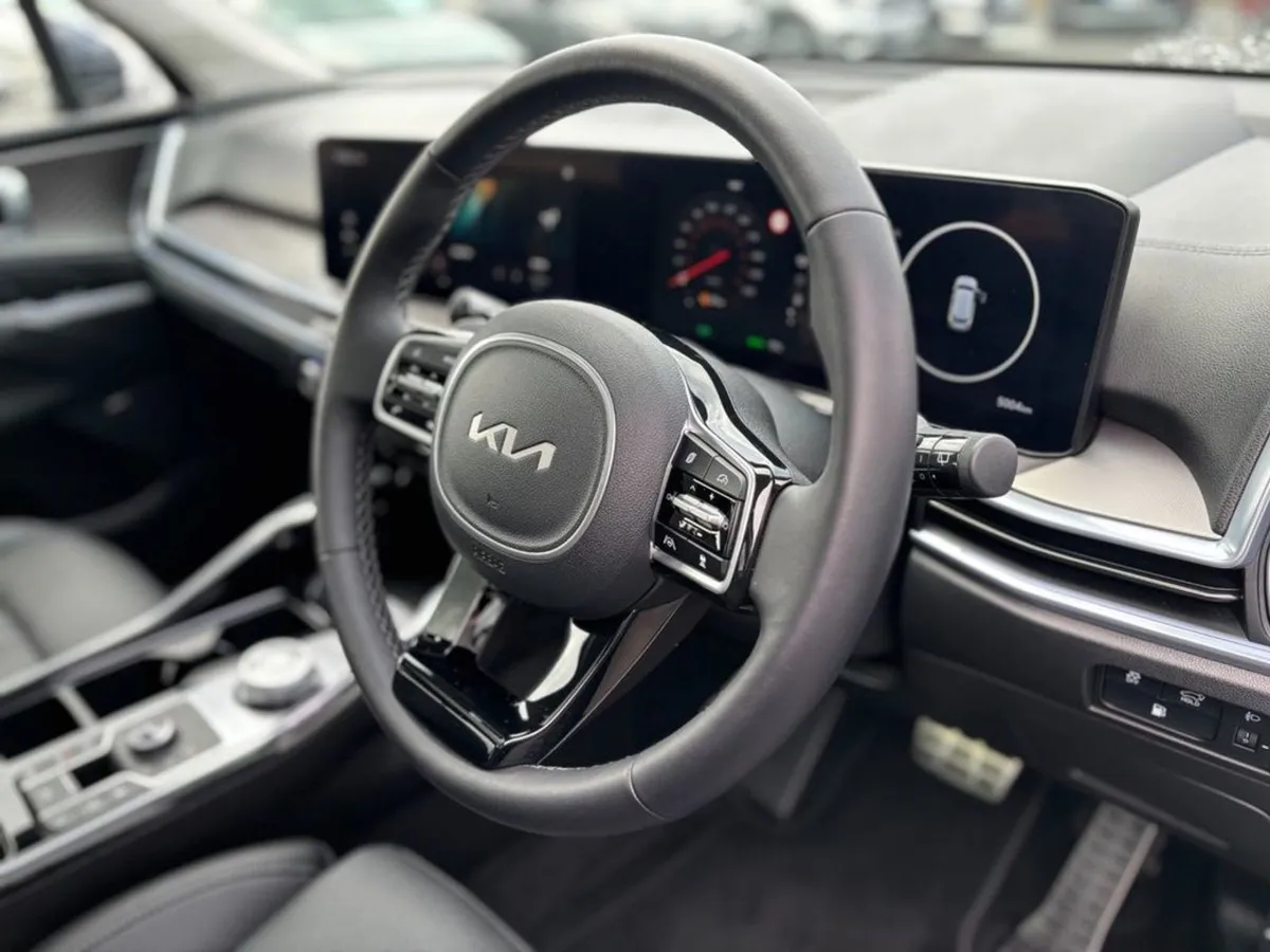 Kia Sorento 1.6 Plug in Hybrid SEM ( 7 Seats ) - Image 2
