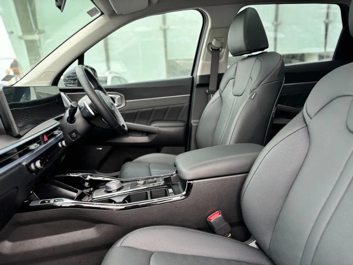 Kia Sorento 1.6 Plug in Hybrid SEM ( 7 Seats ) - Image 4