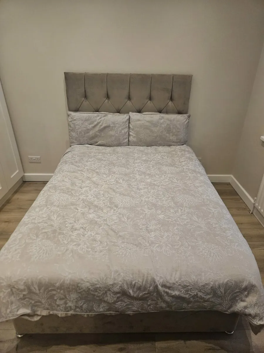 Double bed head board and frame - Image 4