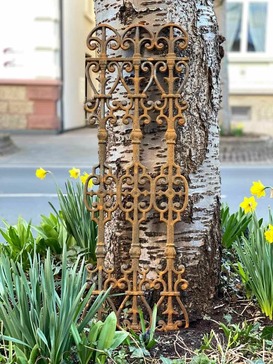 Set of 2 Decorative Cast Iron Garden Trellises - Image 4