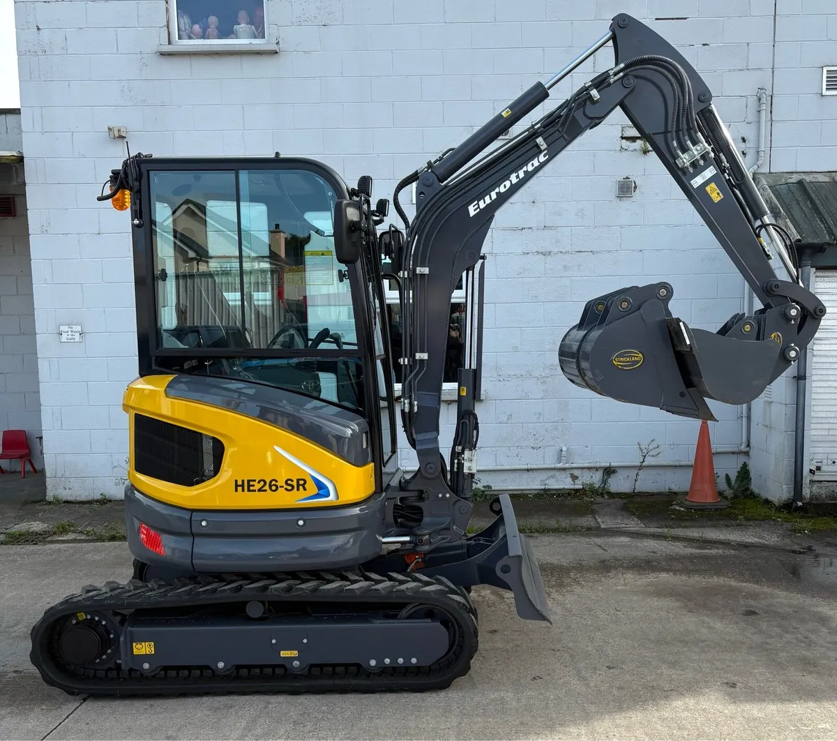 NEW Eurotrac HE26-SR Mini Excavator - Image 2