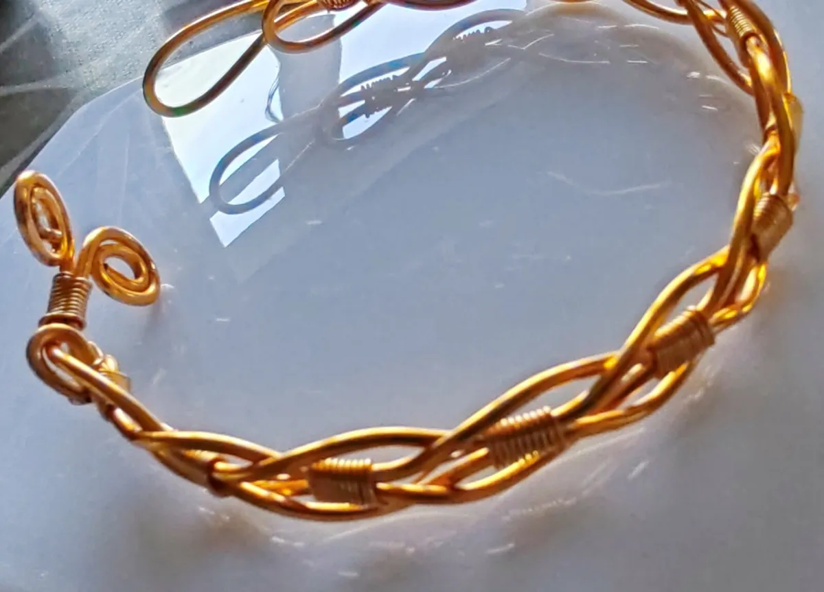 Celtic design goldtone bangle - Image 3