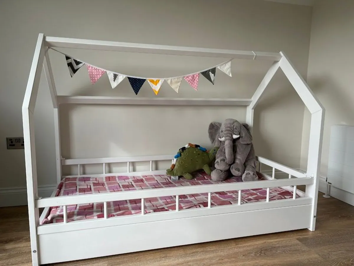 Beautiful Modern Toddler Bed with Mattress - Image 1