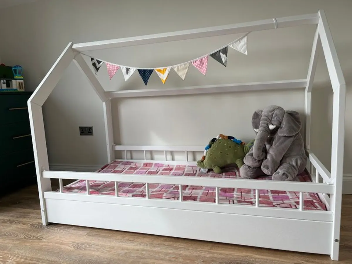 Beautiful Modern Toddler Bed with Mattress - Image 2