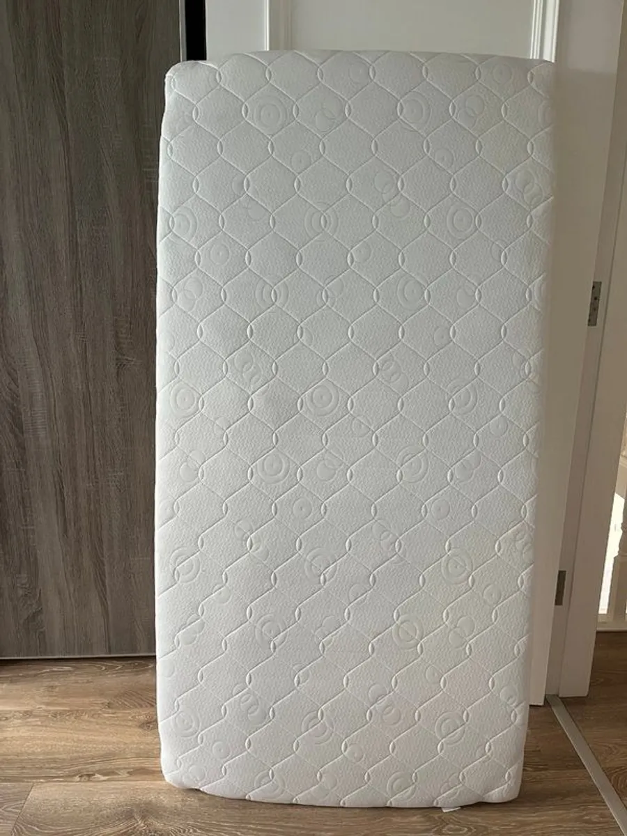 Beautiful Modern Toddler Bed with Mattress - Image 4