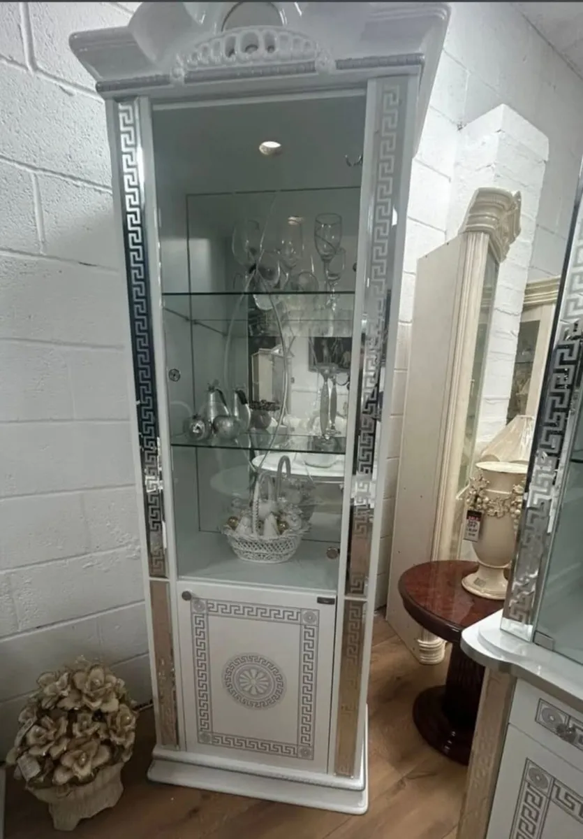 Marble cabinet and table - Image 1